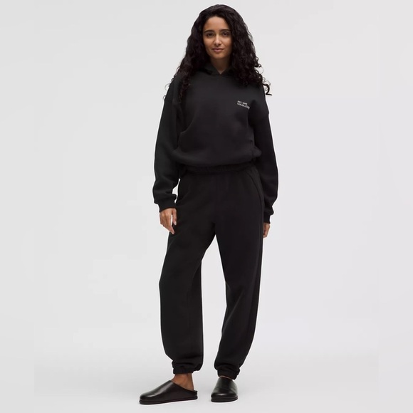 Lululemon Scuba Mid-Rise Oversized Jogger
Regular - Picture 2 of 12